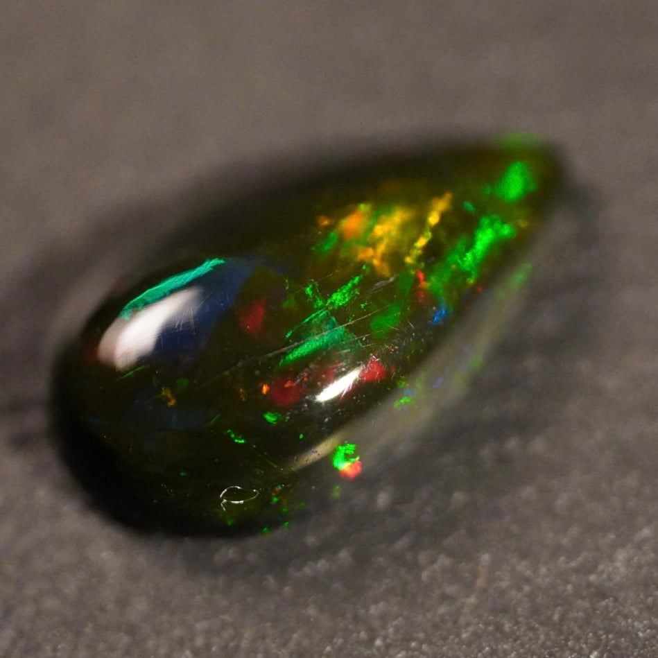1.57 Karat wunderschöner und rauchiger Farb-Welo-Opal - Juvénile Opal