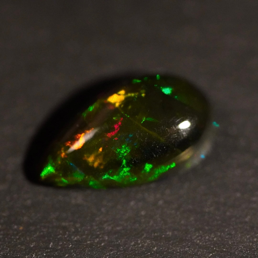 1.57 Karat wunderschöner und rauchiger Farb-Welo-Opal - Juvénile Opal