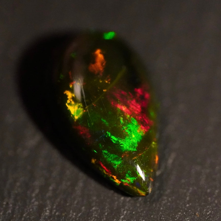 1.57 Karat wunderschöner und rauchiger Farb-Welo-Opal - Juvénile Opal