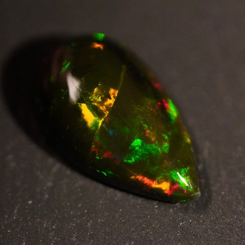 1.57 Karat wunderschöner und rauchiger Farb-Welo-Opal - Juvénile Opal