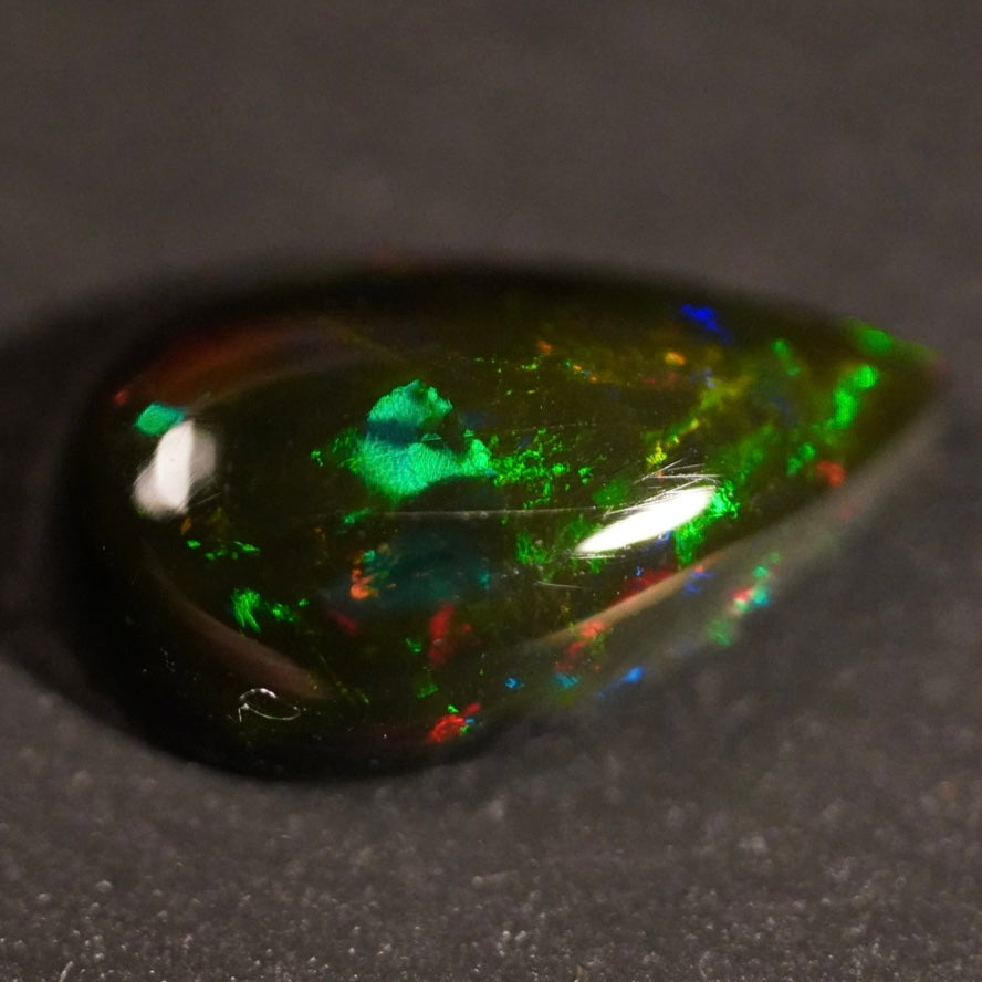 1.57 Karat wunderschöner und rauchiger Farb-Welo-Opal - Juvénile Opal