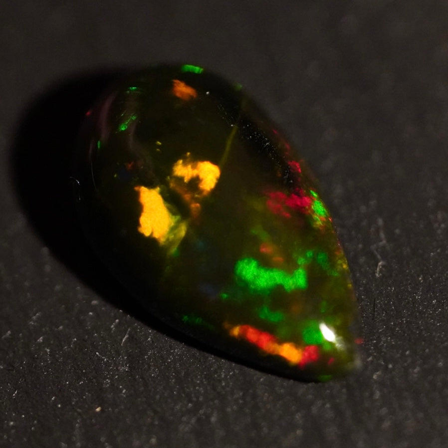 1.57 Karat wunderschöner und rauchiger Farb-Welo-Opal - Juvénile Opal