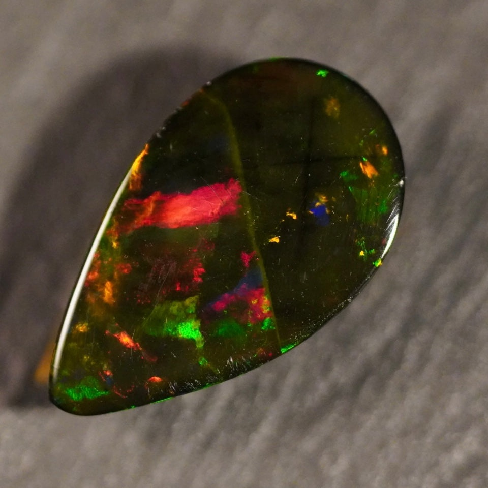 1.57 Karat wunderschöner und rauchiger Farb-Welo-Opal - Juvénile Opal