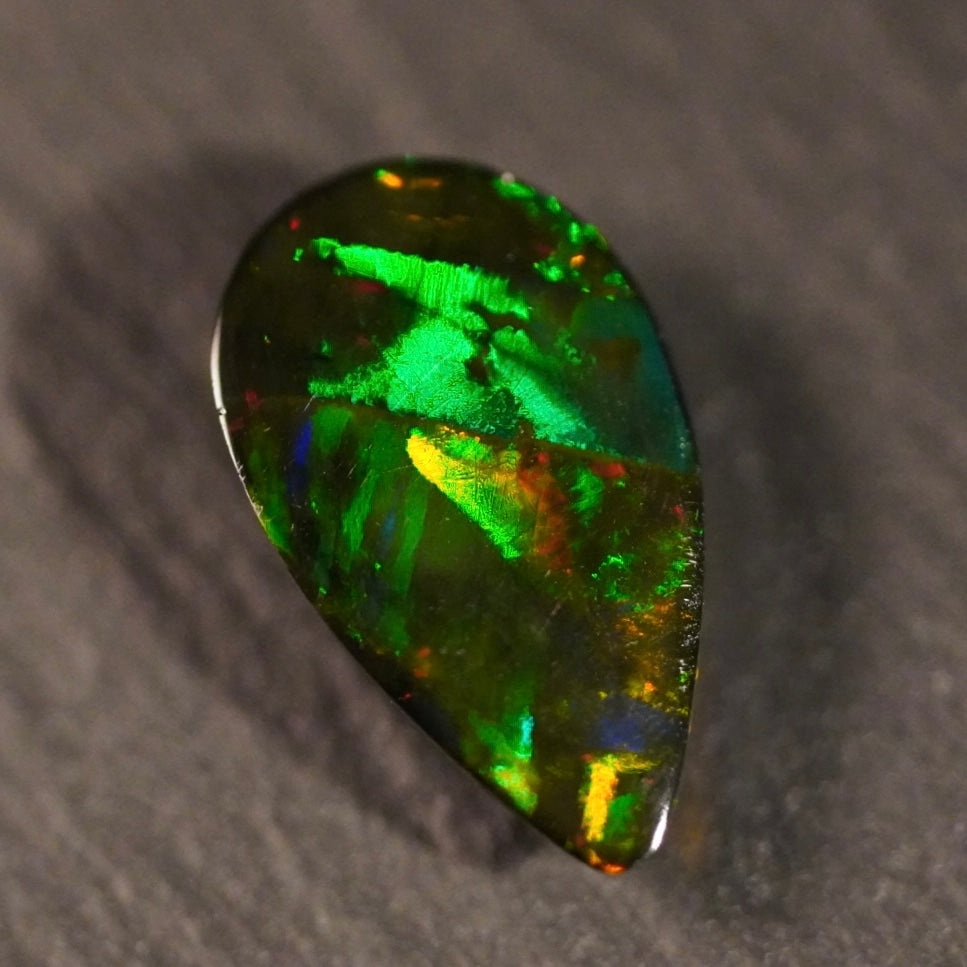 1.57 Karat wunderschöner und rauchiger Farb-Welo-Opal - Juvénile Opal
