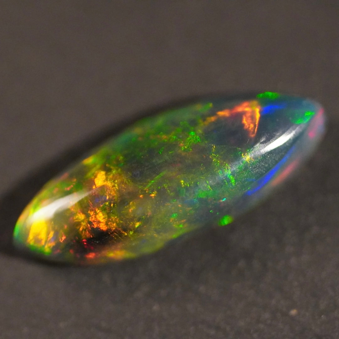 2.06 Karat traumhafter, rauchiger Regenbogenfarben-Welo-Opal - Féerique Opal