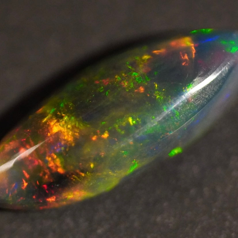 2.06 Karat traumhafter, rauchiger Regenbogenfarben-Welo-Opal - Féerique Opal