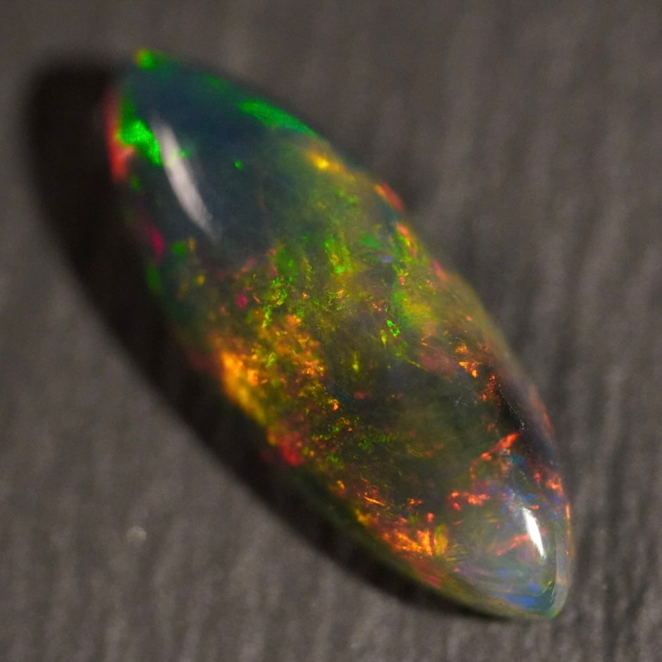 2.06 Karat traumhafter, rauchiger Regenbogenfarben-Welo-Opal - Féerique Opal