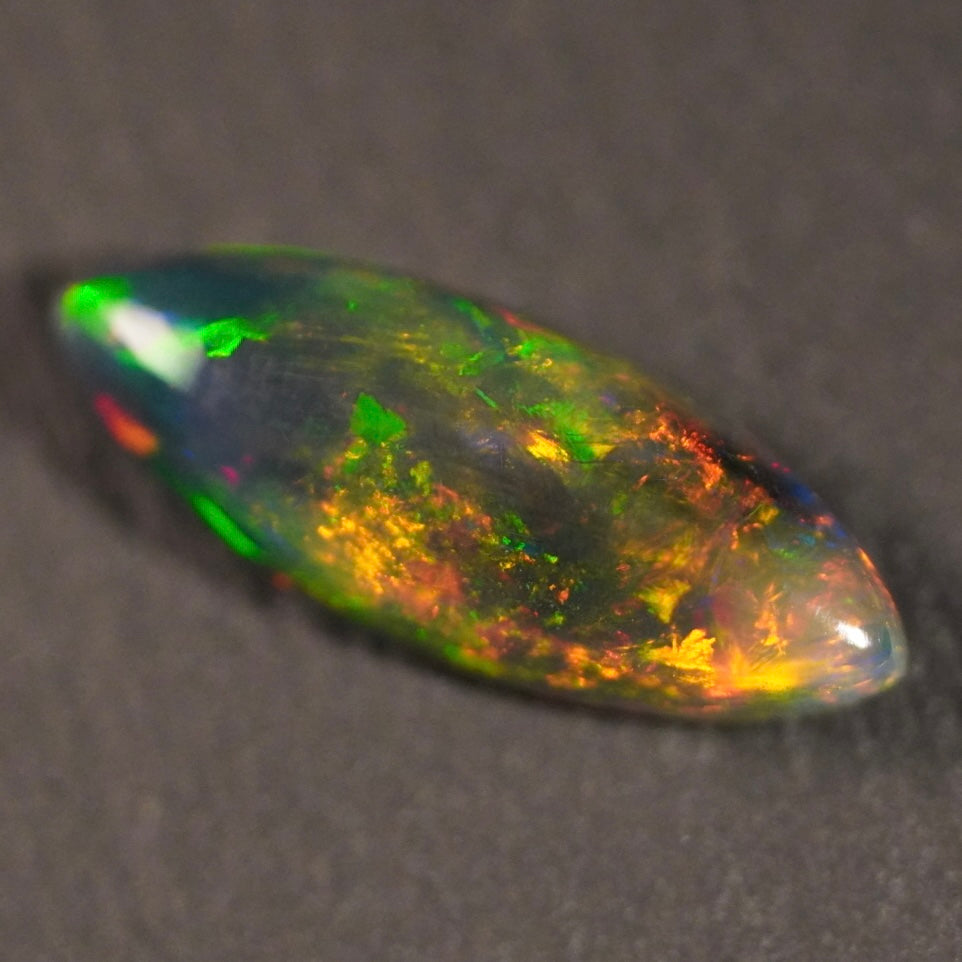 2.06 Karat traumhafter, rauchiger Regenbogenfarben-Welo-Opal - Féerique Opal