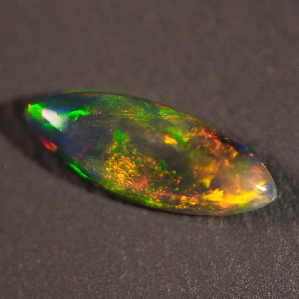 2.06 Karat traumhafter, rauchiger Regenbogenfarben-Welo-Opal - Féerique Opal