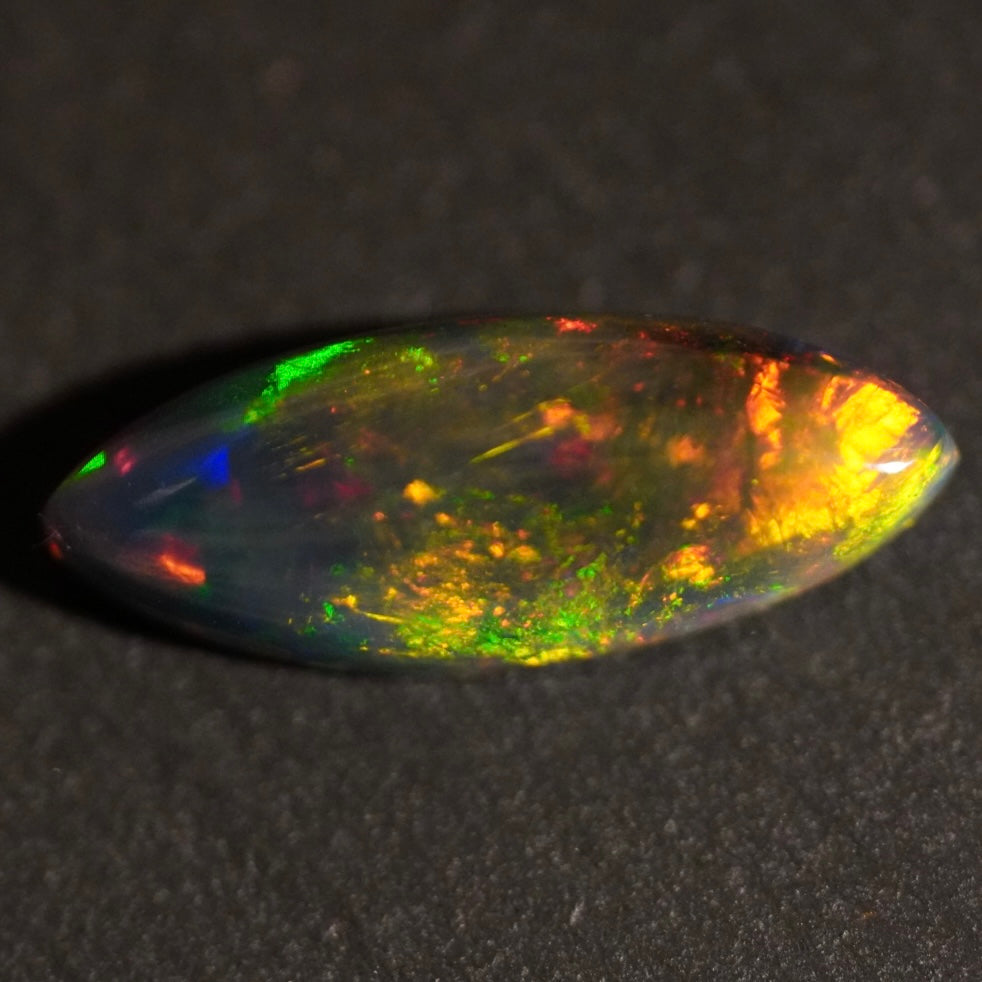 2.06 Karat traumhafter, rauchiger Regenbogenfarben-Welo-Opal - Féerique Opal