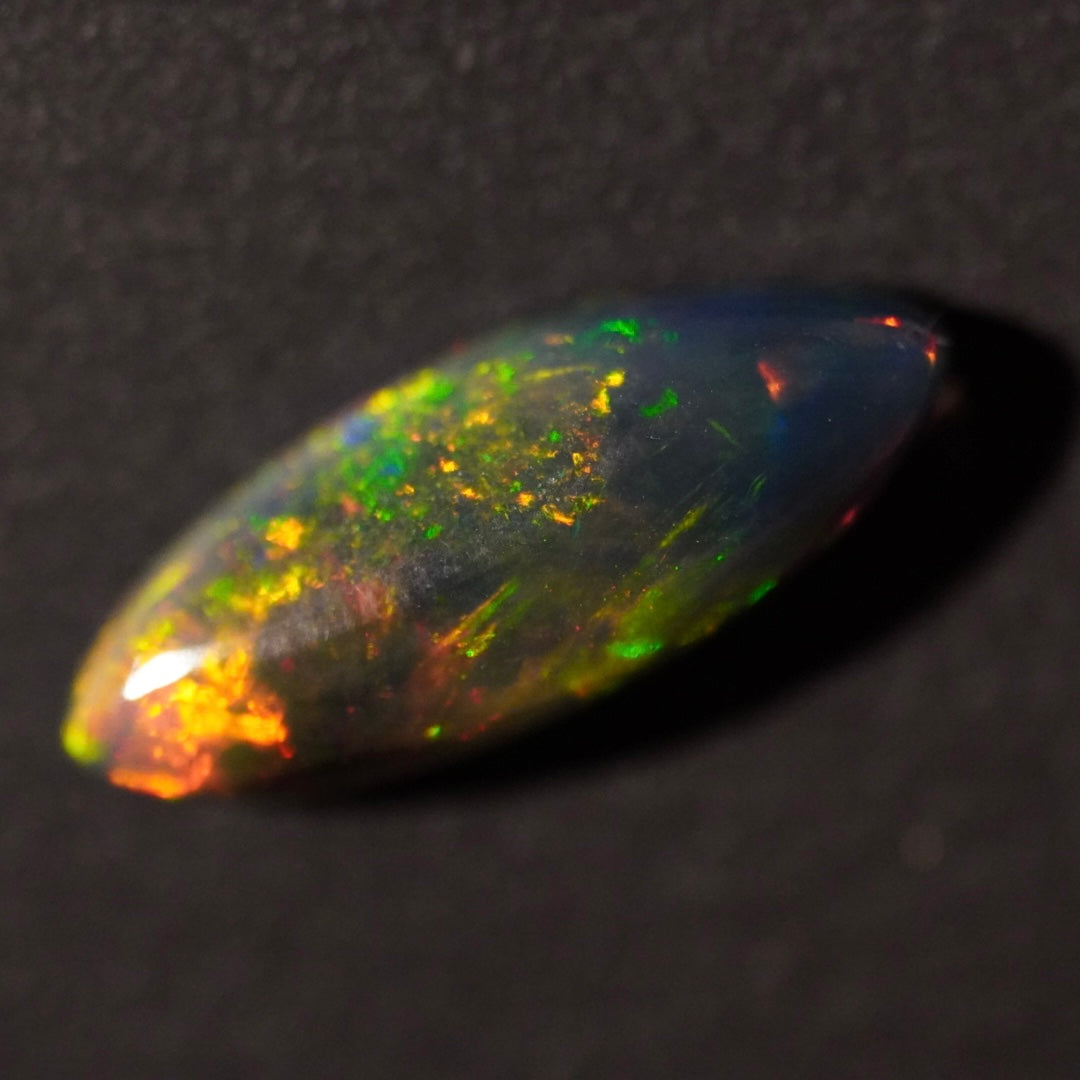 2.06 Karat traumhafter, rauchiger Regenbogenfarben-Welo-Opal - Féerique Opal
