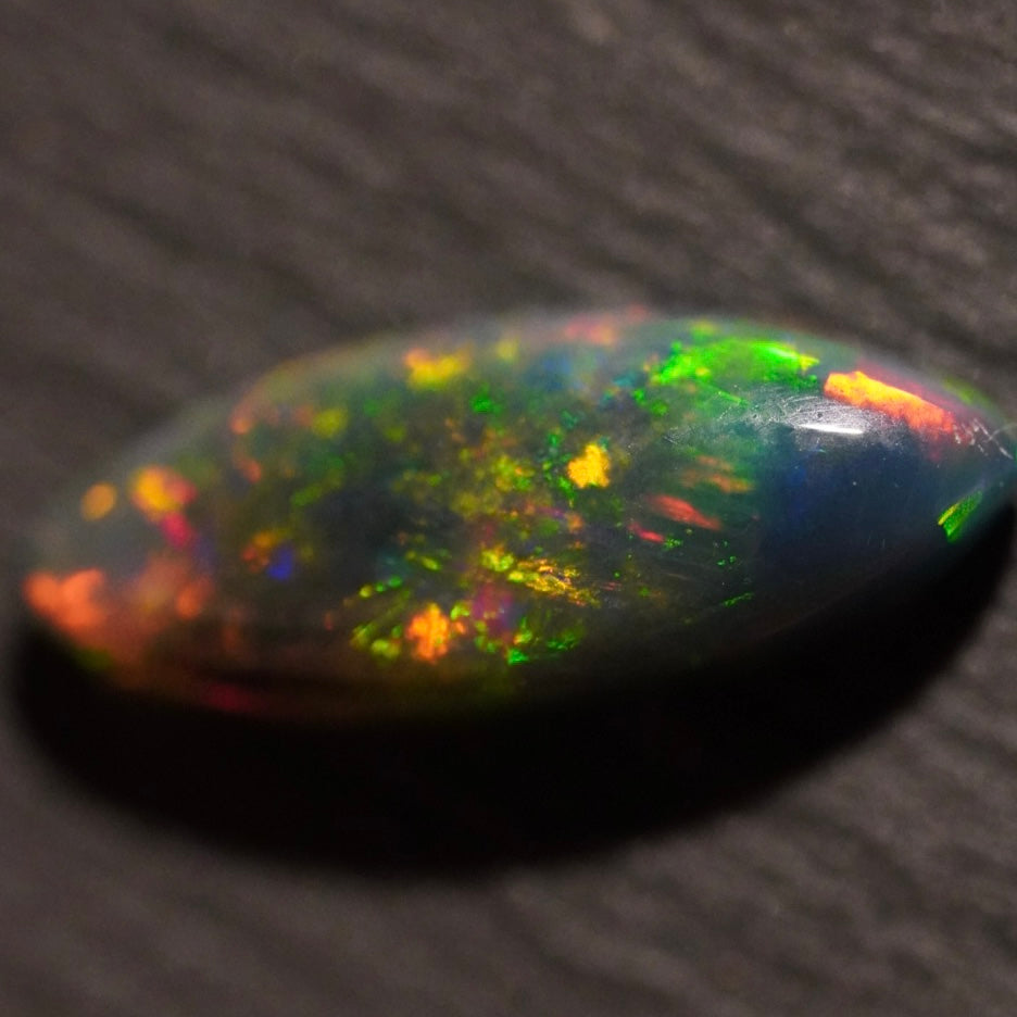 2.06 Karat traumhafter, rauchiger Regenbogenfarben-Welo-Opal - Féerique Opal