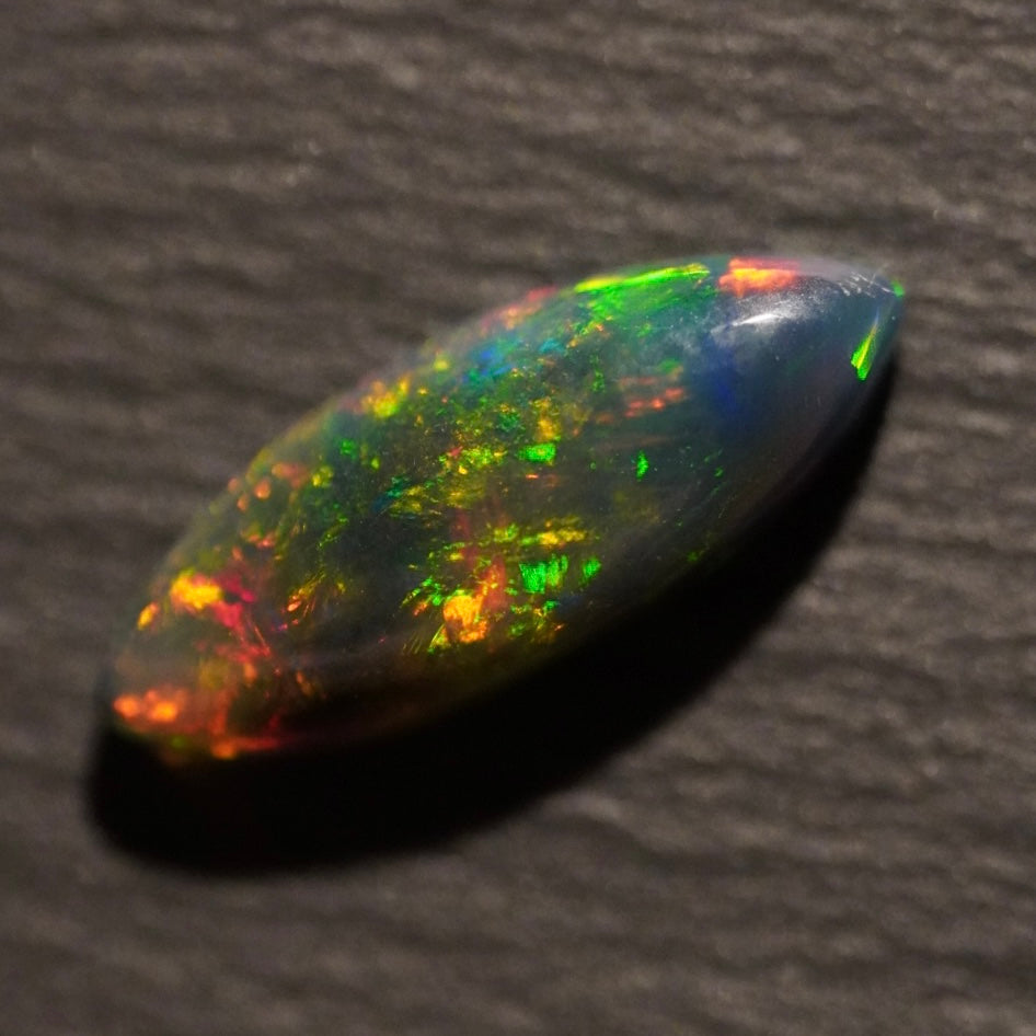 2.06 Karat traumhafter, rauchiger Regenbogenfarben-Welo-Opal - Féerique Opal