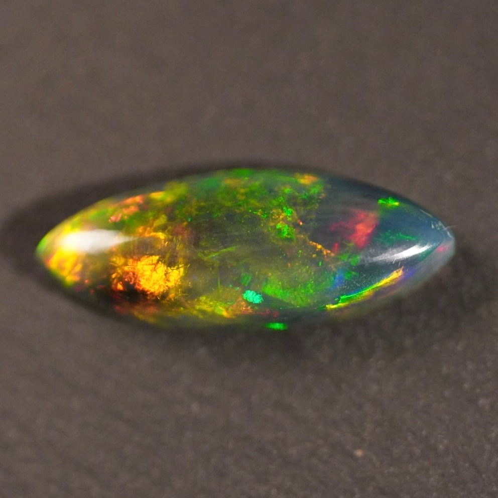 2.06 Karat traumhafter, rauchiger Regenbogenfarben-Welo-Opal - Féerique Opal