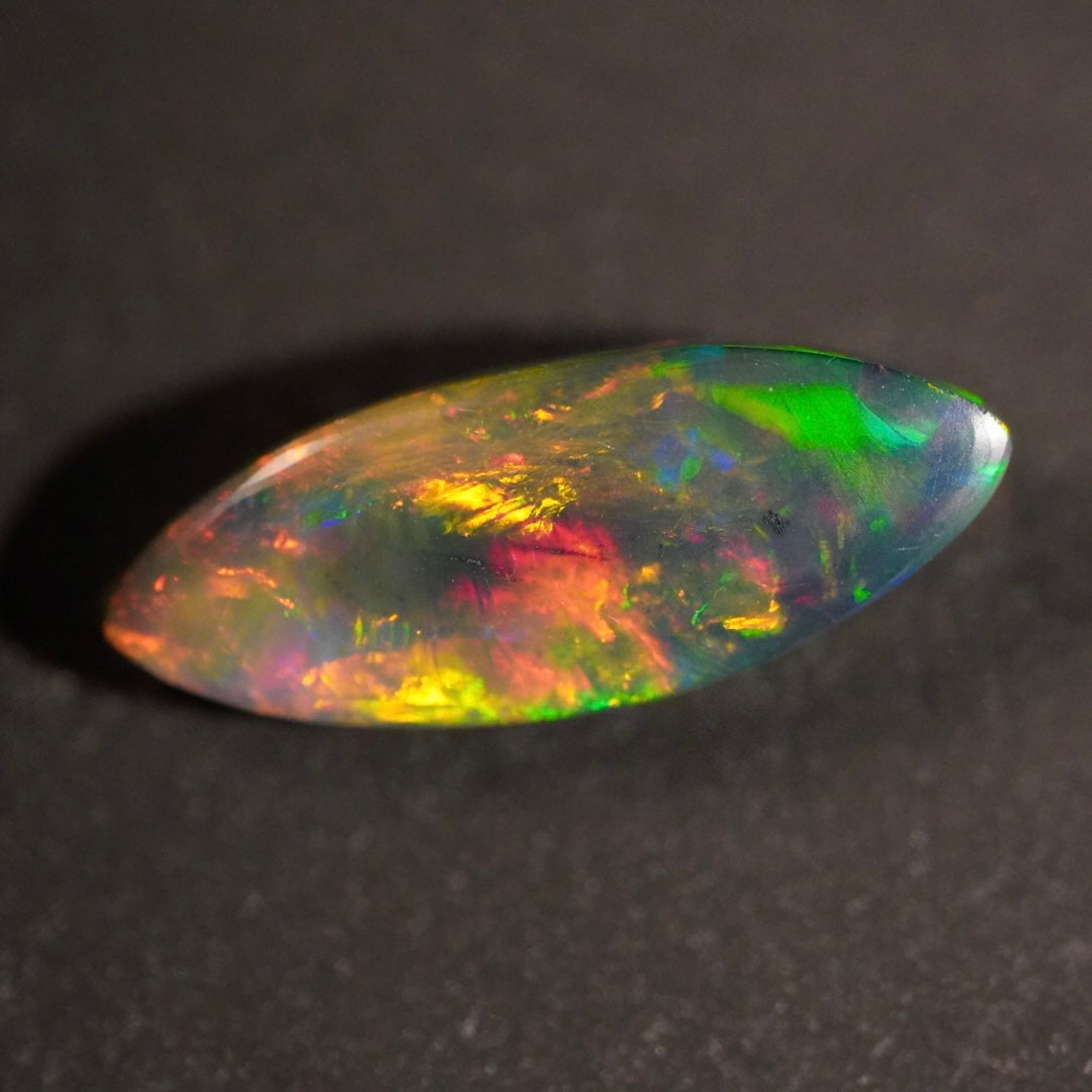 2.06 Karat traumhafter, rauchiger Regenbogenfarben-Welo-Opal - Féerique Opal
