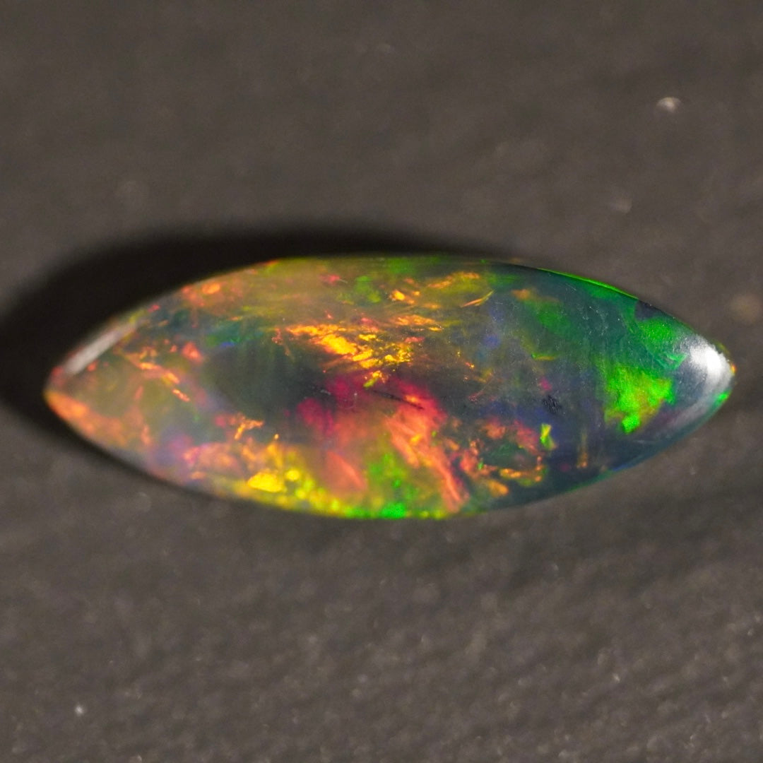 2.06 Karat traumhafter, rauchiger Regenbogenfarben-Welo-Opal - Féerique Opal