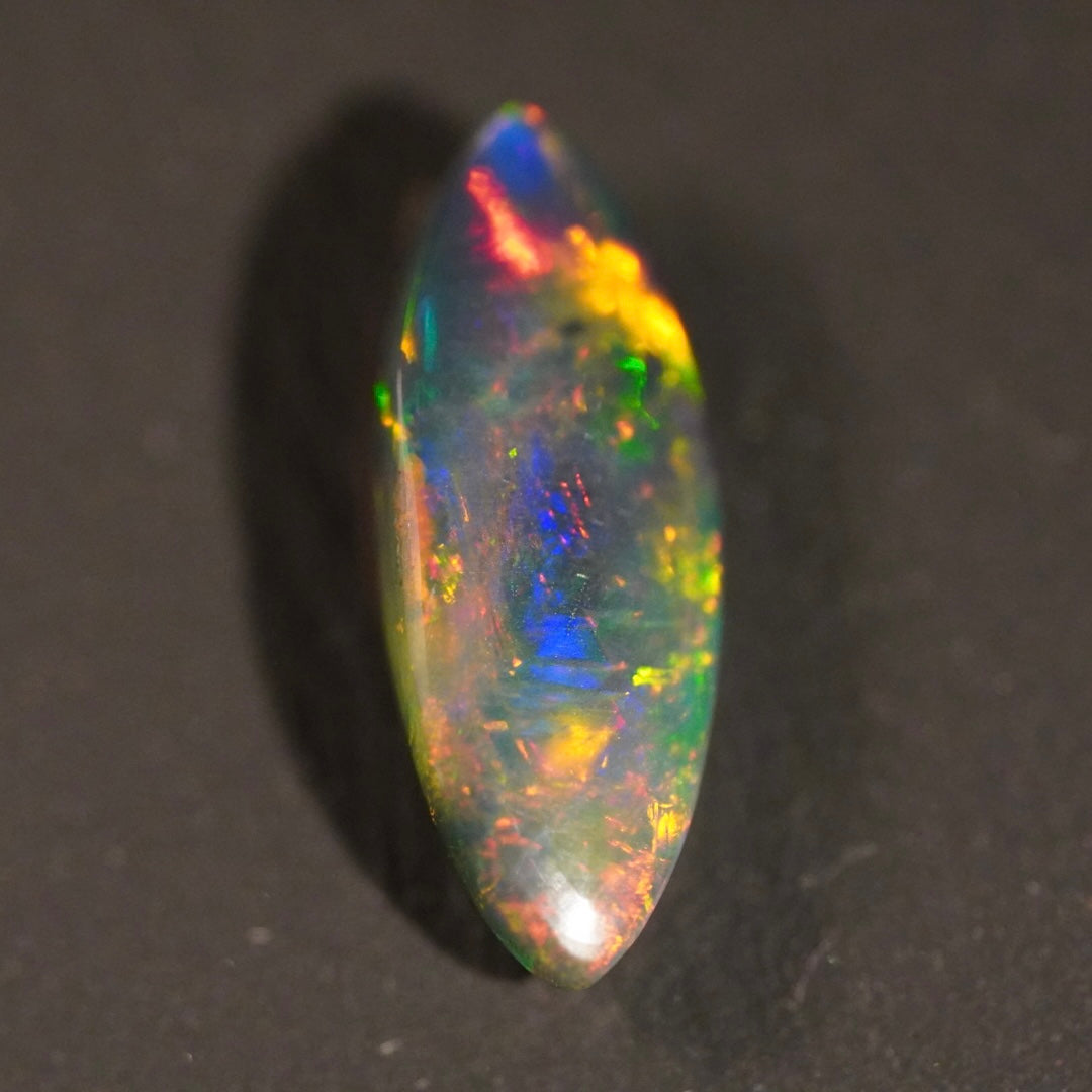 2.06 Karat traumhafter, rauchiger Regenbogenfarben-Welo-Opal - Féerique Opal