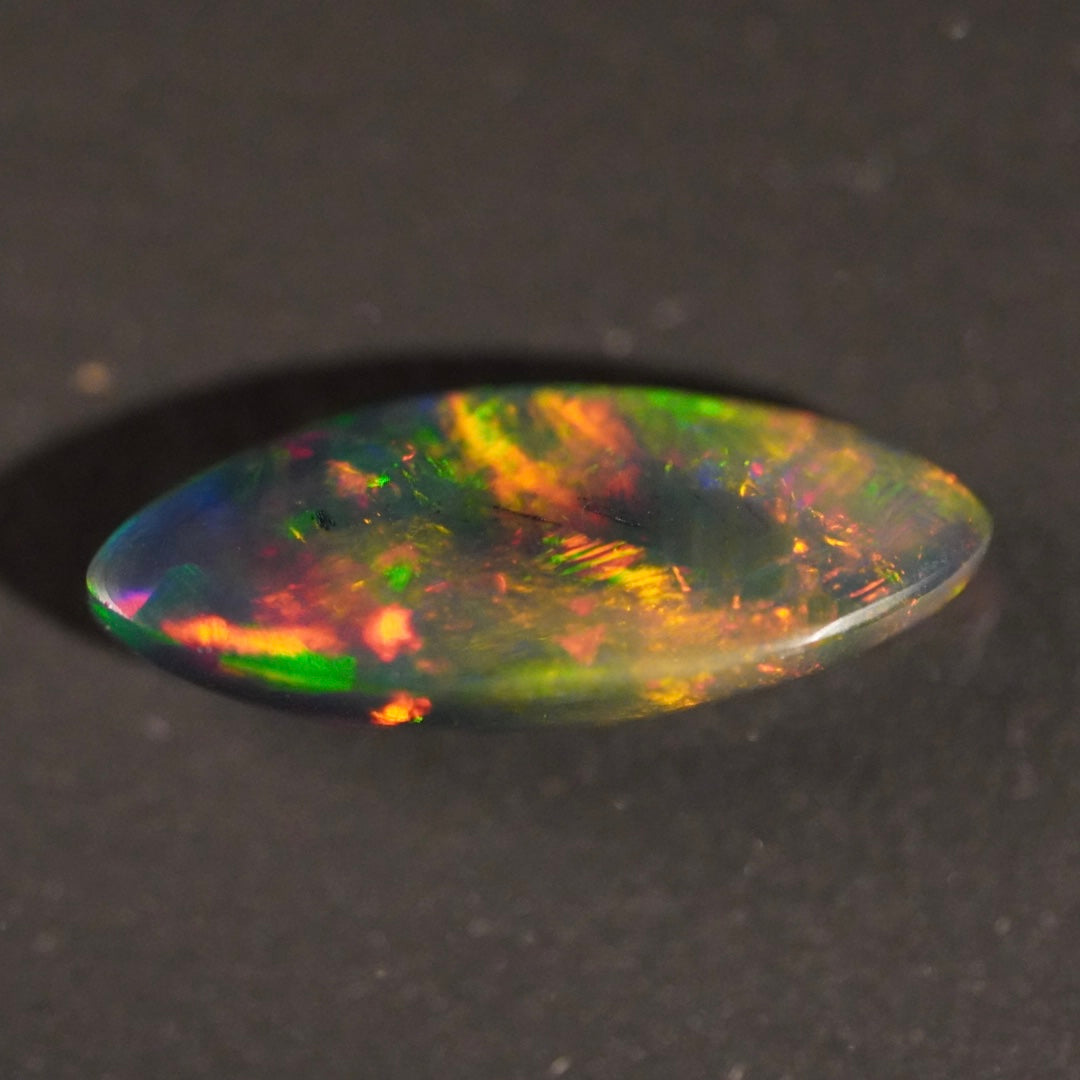 2.06 Karat traumhafter, rauchiger Regenbogenfarben-Welo-Opal - Féerique Opal