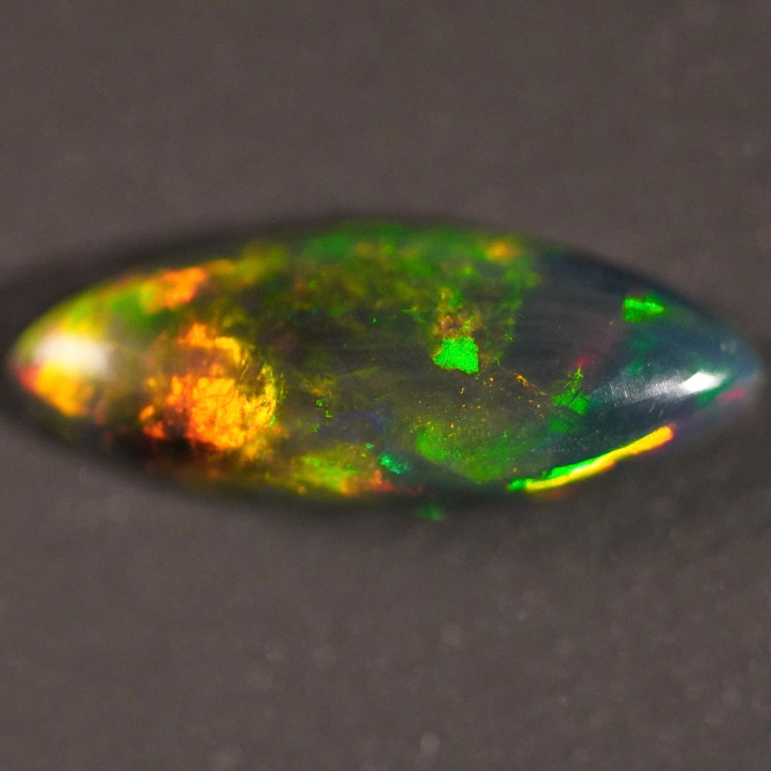 2.06 Karat traumhafter, rauchiger Regenbogenfarben-Welo-Opal - Féerique Opal