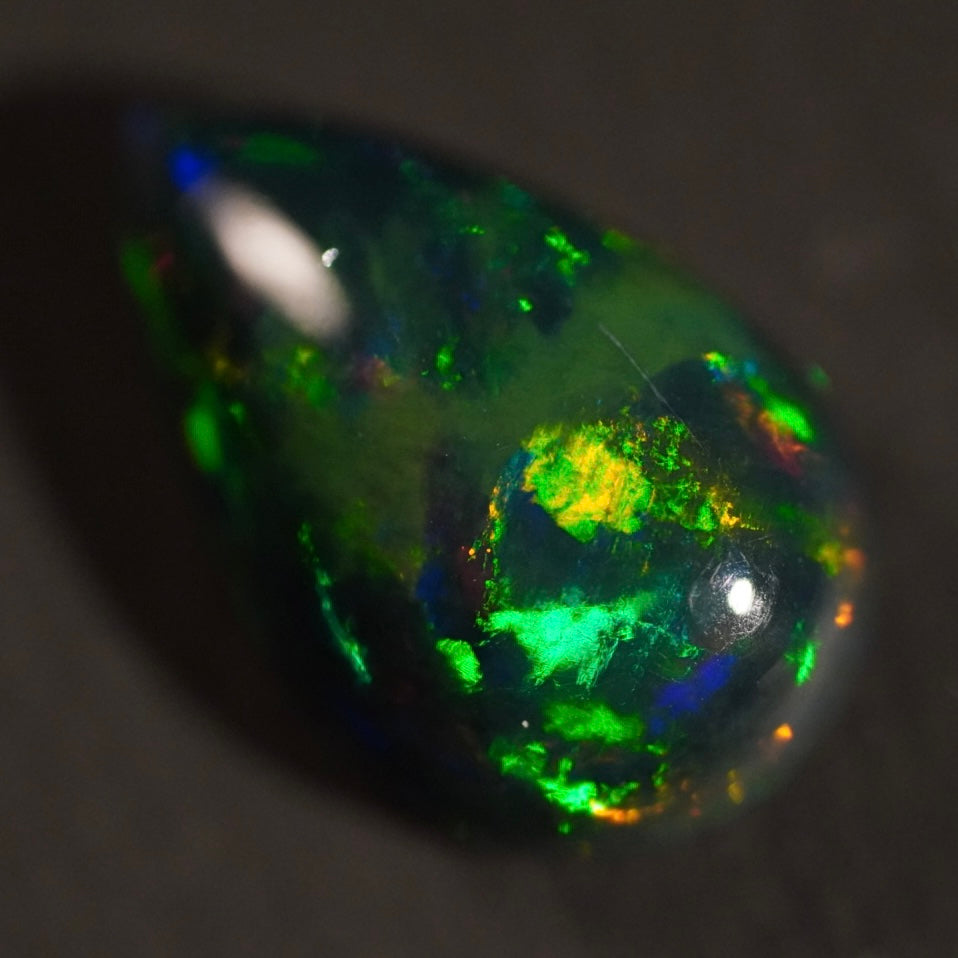 4.25 Karat dunkler äthiopischer Welo-Opal - Ténèbres Opal