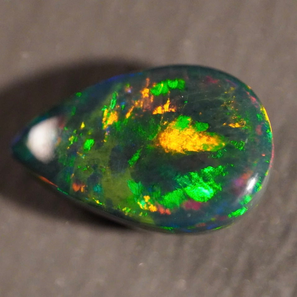4.25 Karat dunkler äthiopischer Welo-Opal - Ténèbres Opal