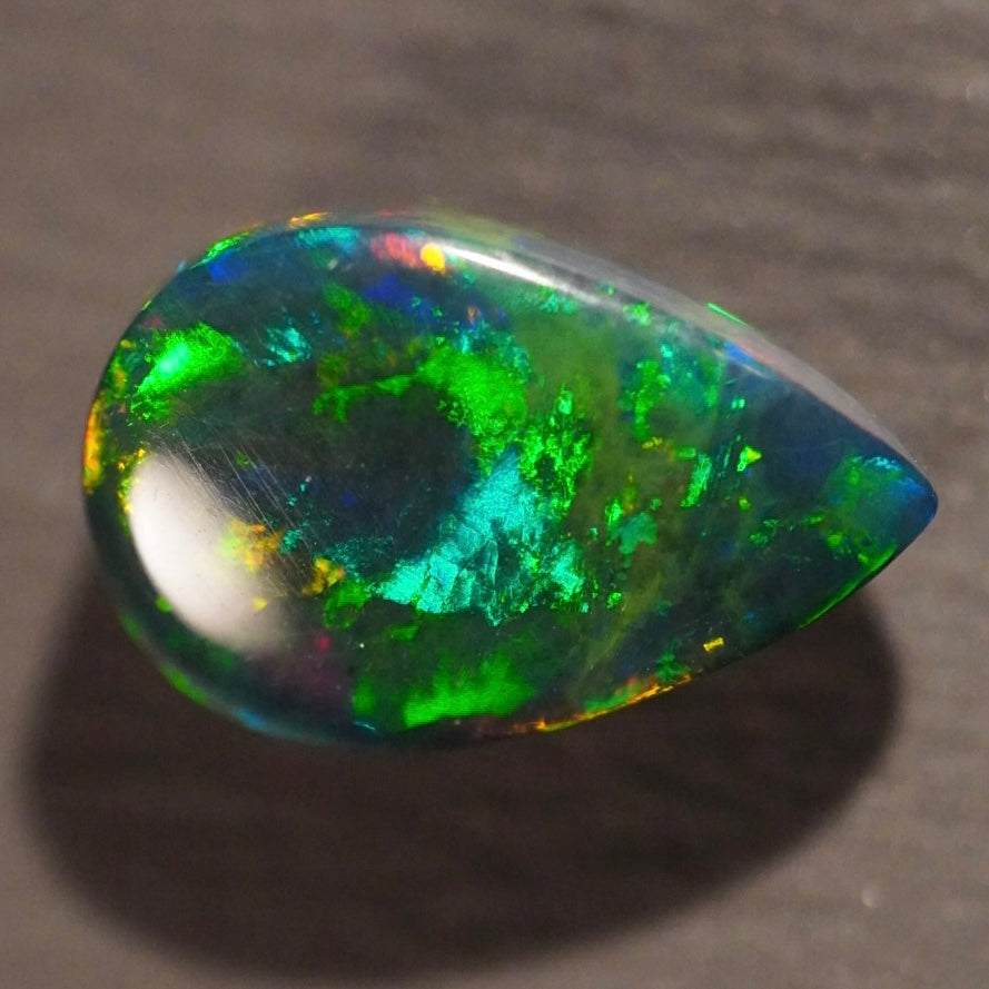 4.25 Karat dunkler äthiopischer Welo-Opal - Ténèbres Opal