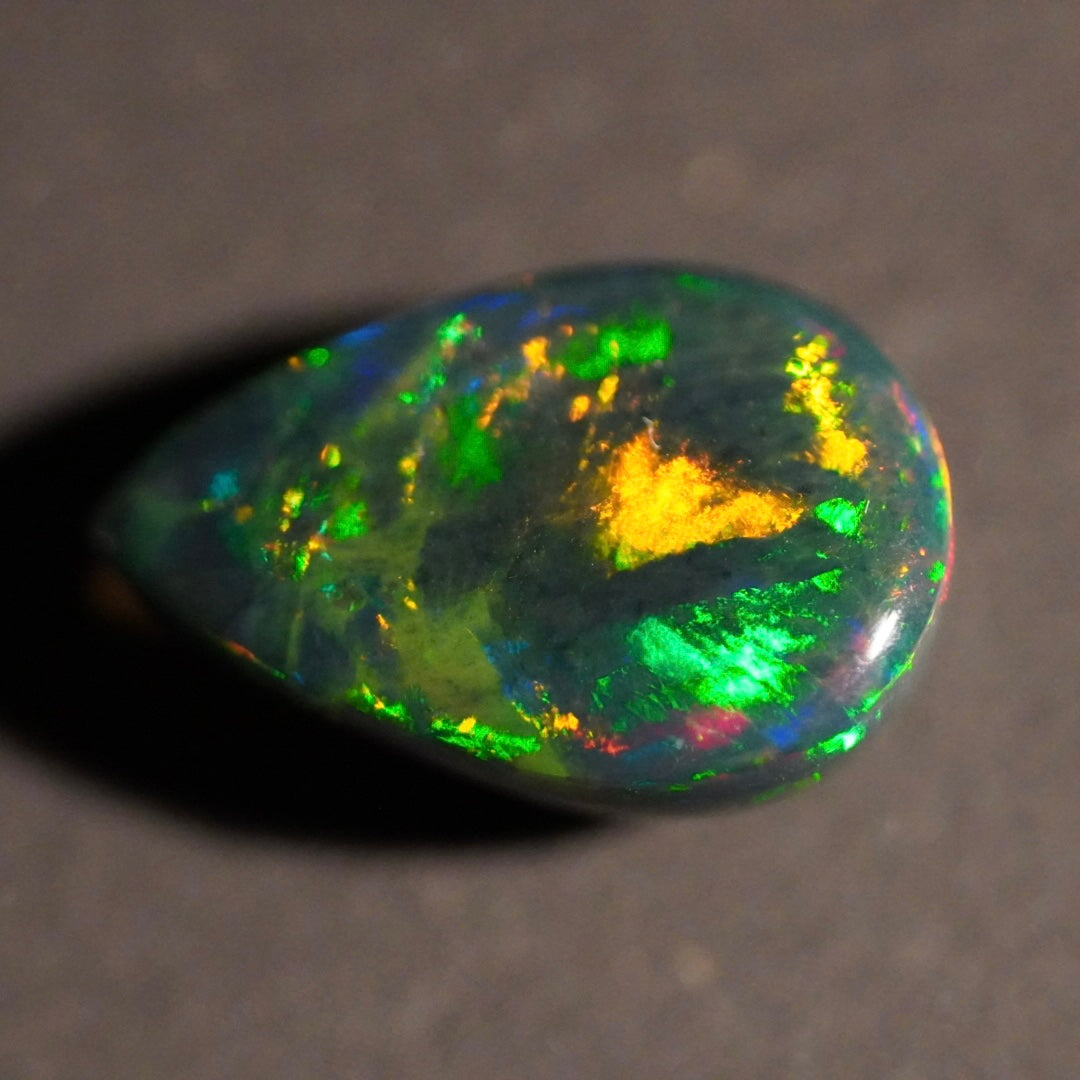 4.25 Karat dunkler äthiopischer Welo-Opal - Ténèbres Opal