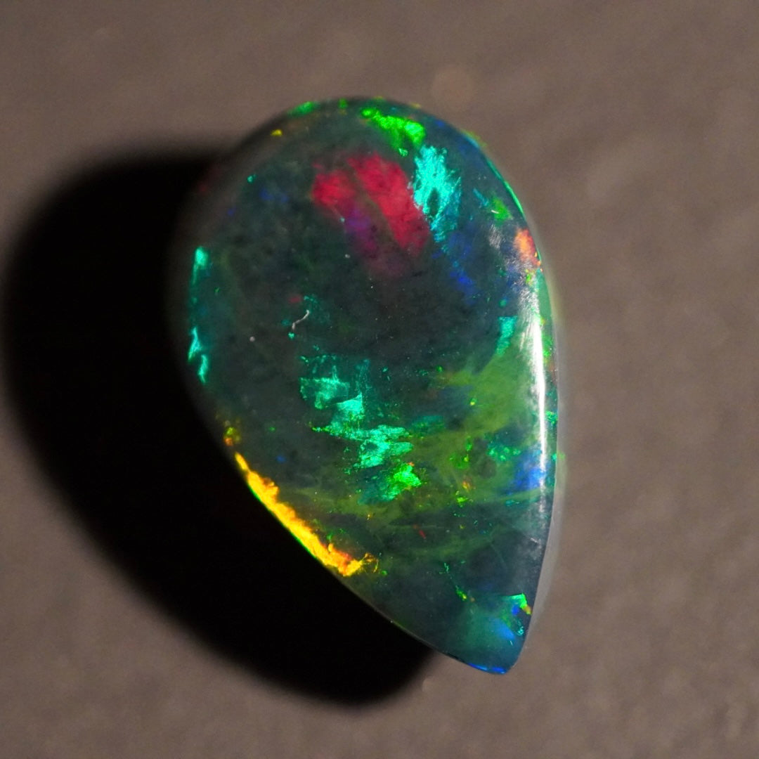 4.25 Karat dunkler äthiopischer Welo-Opal - Ténèbres Opal