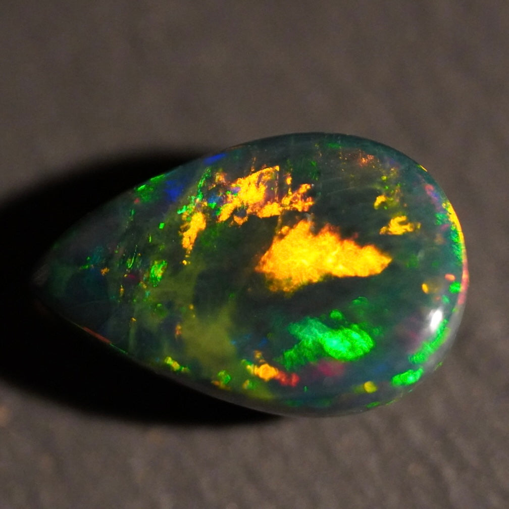 4.25 Karat dunkler äthiopischer Welo-Opal - Ténèbres Opal