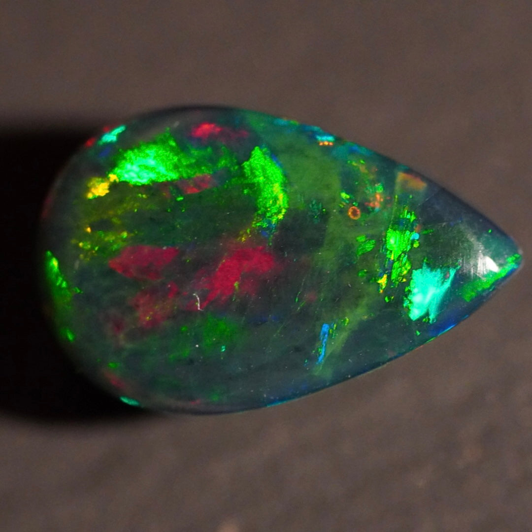 4.25 Karat dunkler äthiopischer Welo-Opal - Ténèbres Opal