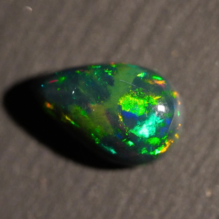 4.25 Karat dunkler äthiopischer Welo-Opal - Ténèbres Opal