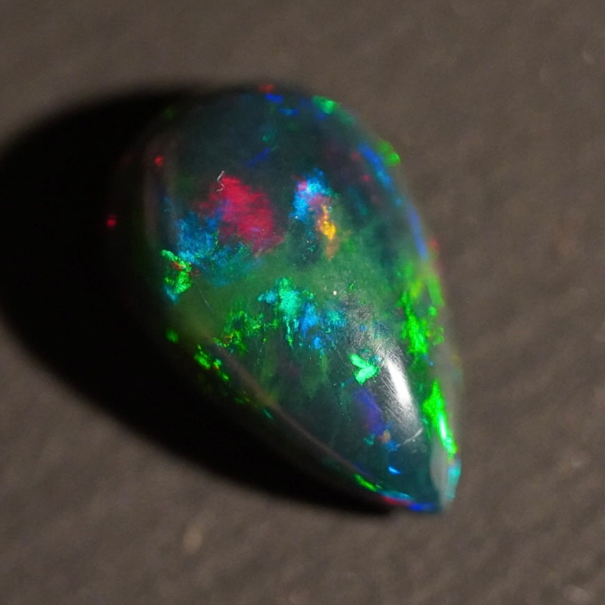 4.25 Karat dunkler äthiopischer Welo-Opal - Ténèbres Opal
