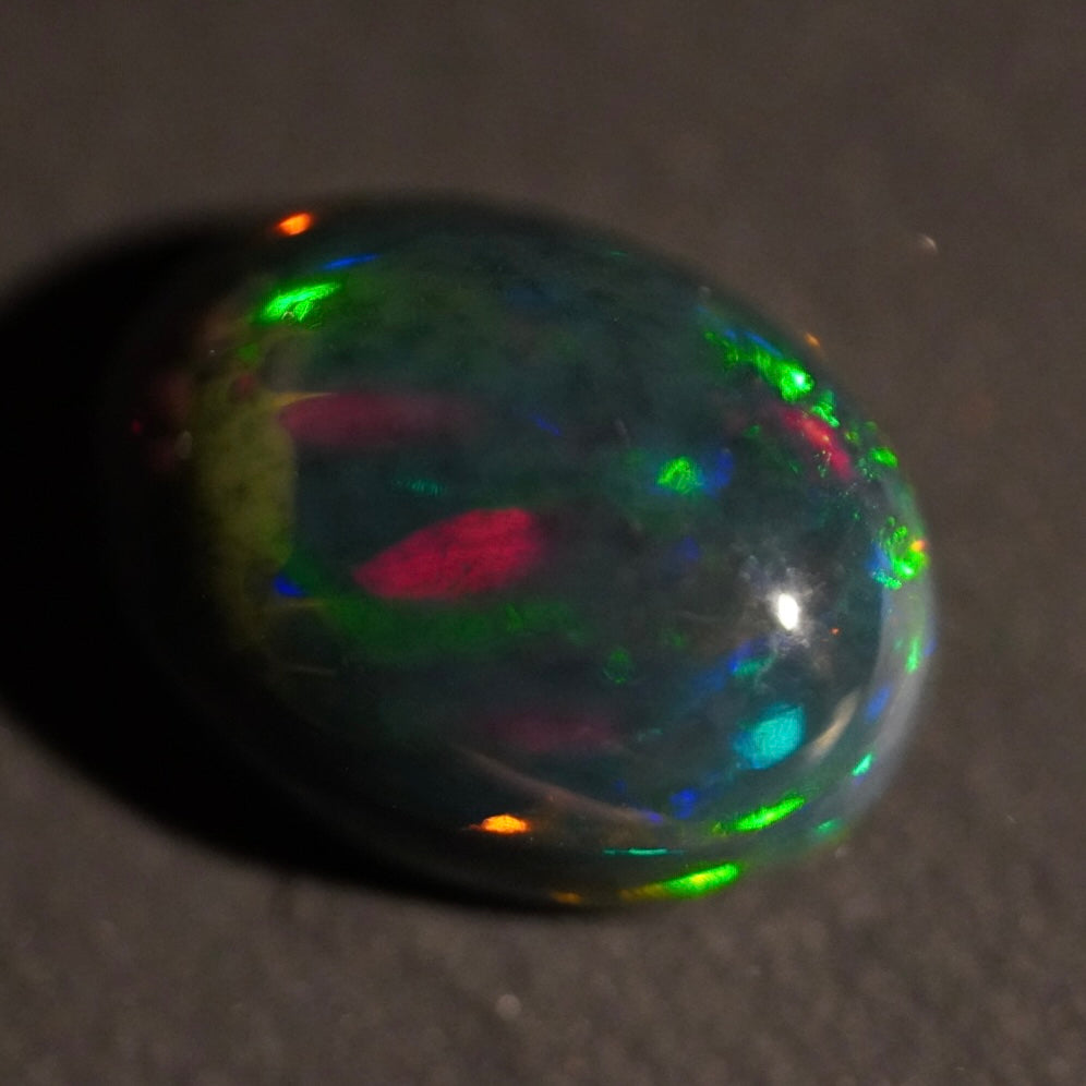 4.64 Karat natürlicher dunkler äthiopischer Welo-Opal - Ténèbres Opal
