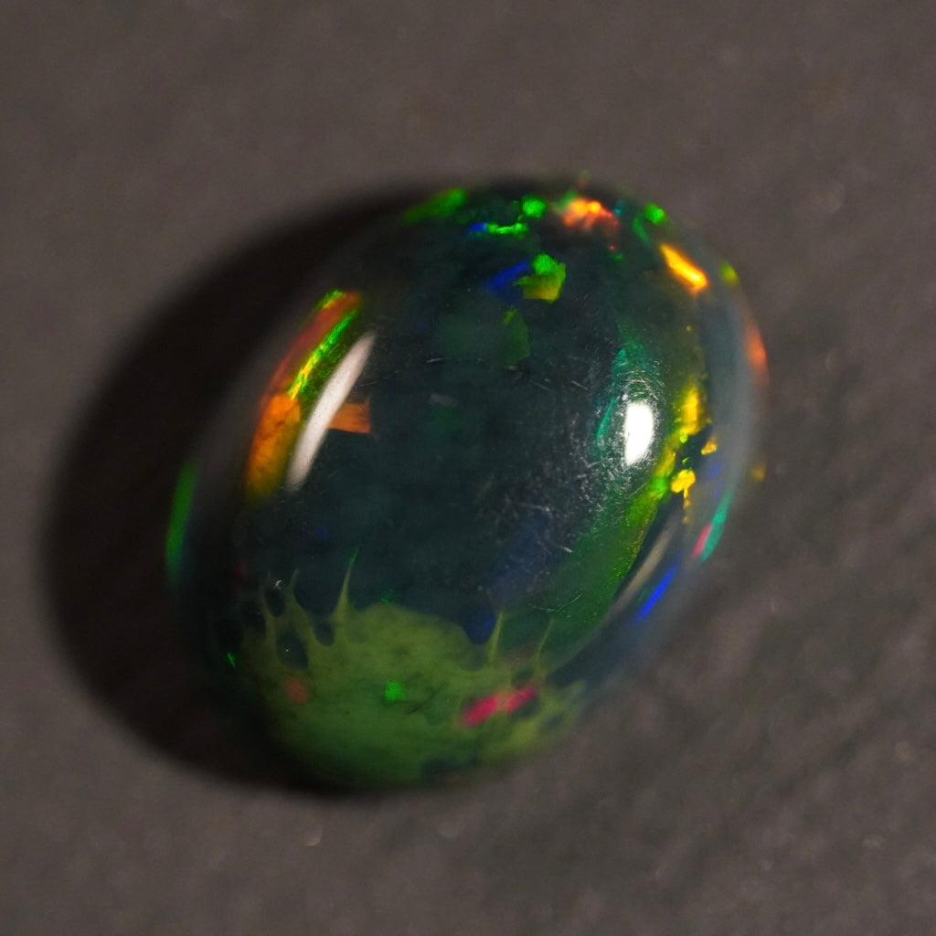 4.64 Karat natürlicher dunkler äthiopischer Welo-Opal - Ténèbres Opal