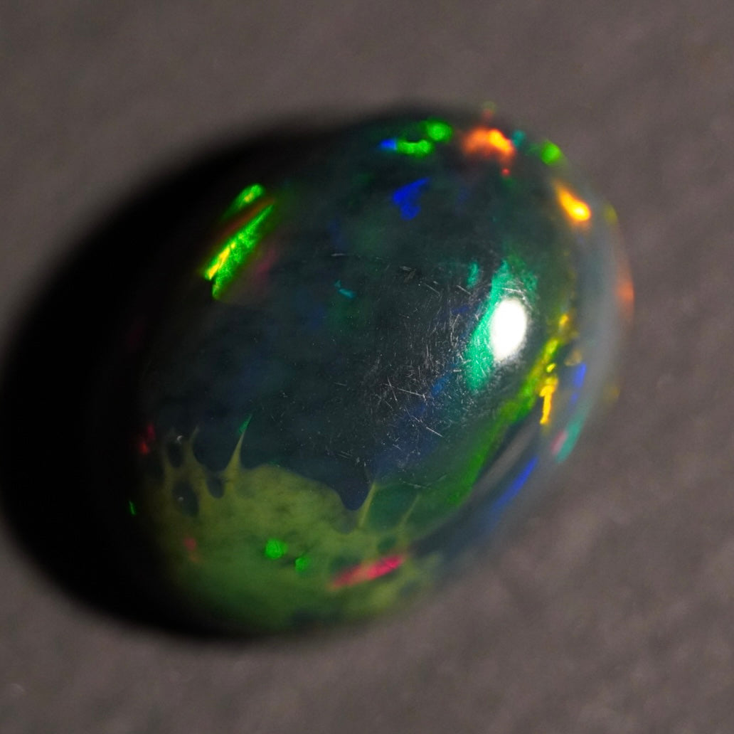 4.64 Karat natürlicher dunkler äthiopischer Welo-Opal - Ténèbres Opal