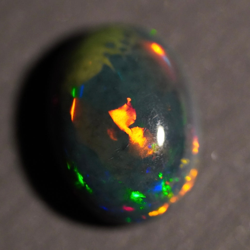 4.64 Karat natürlicher dunkler äthiopischer Welo-Opal - Ténèbres Opal
