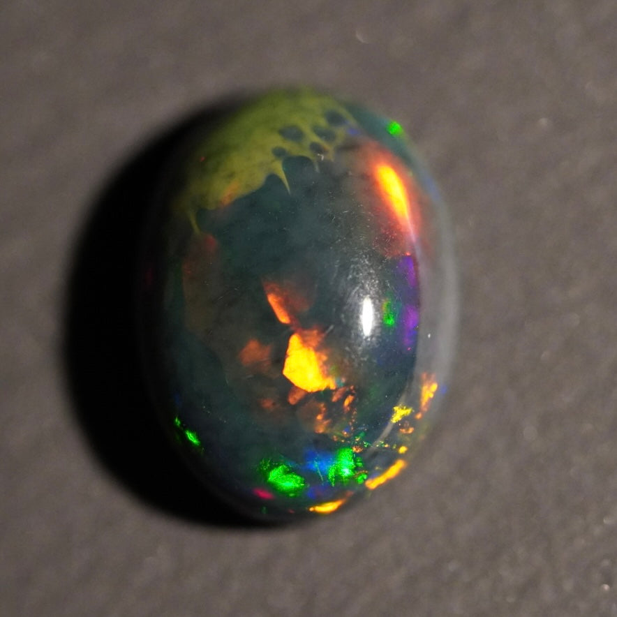 4.64 Karat natürlicher dunkler äthiopischer Welo-Opal - Ténèbres Opal