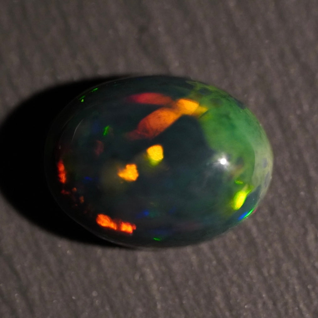 4.64 Karat natürlicher dunkler äthiopischer Welo-Opal - Ténèbres Opal