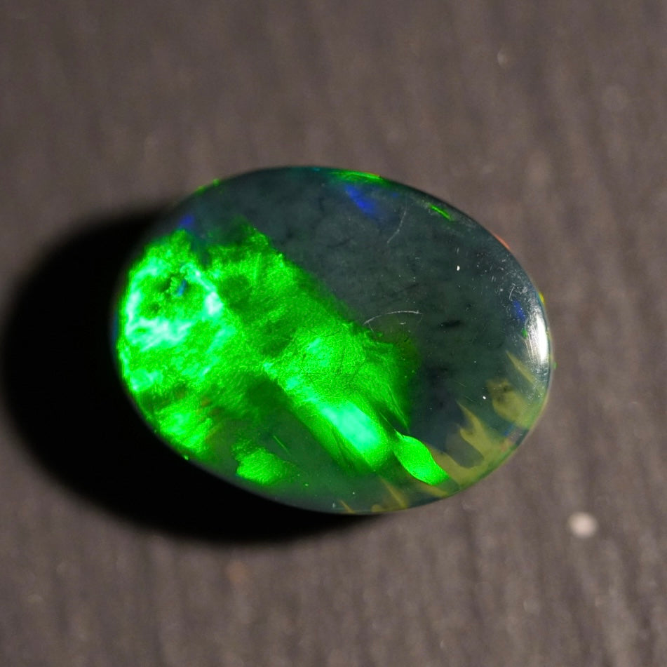 4.64 Karat natürlicher dunkler äthiopischer Welo-Opal - Ténèbres Opal