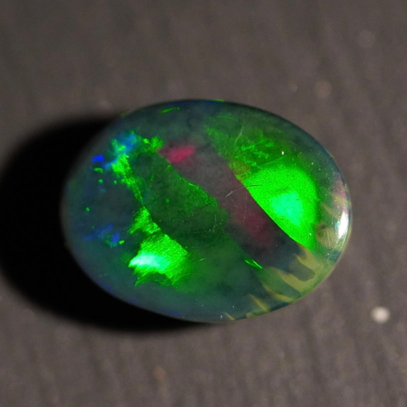 4.64 Karat natürlicher dunkler äthiopischer Welo-Opal - Ténèbres Opal