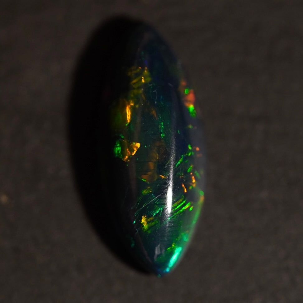 5.37 Karat traumhaft blitzender, dunkler Welo-Opal – Ténèbres Opal