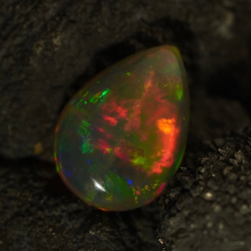 2.04 Karat geteilter, regenbogenfarbiger äthiopischer Welo-Opal – Sépia Opal