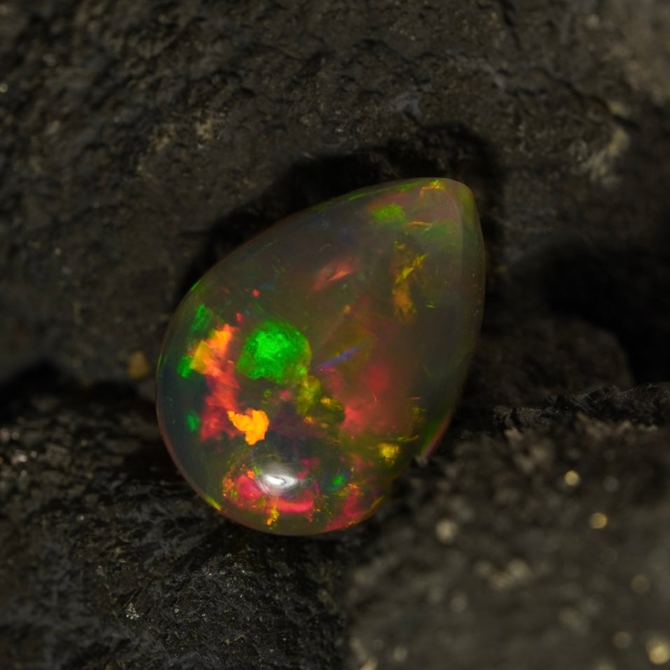 2.04 Karat geteilter, regenbogenfarbiger äthiopischer Welo-Opal – Sépia Opal