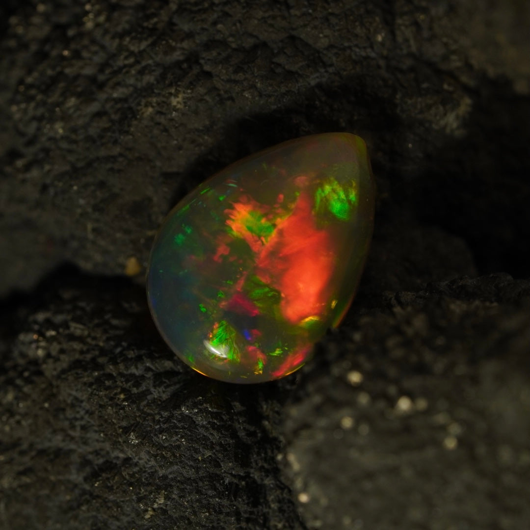 2.04 Karat geteilter, regenbogenfarbiger äthiopischer Welo-Opal – Sépia Opal