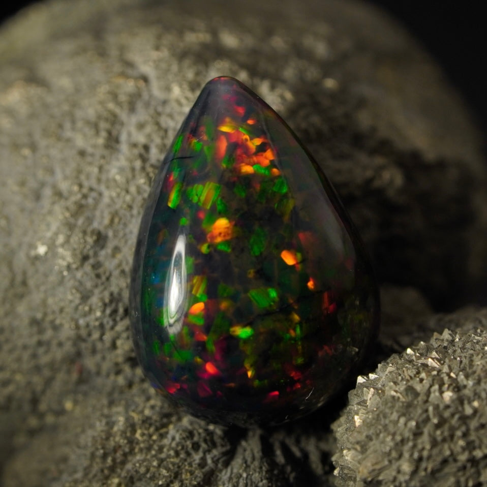 6.34 Karat bezaubernder, äthiopischer Welo-Opal - Ténèbres Opal