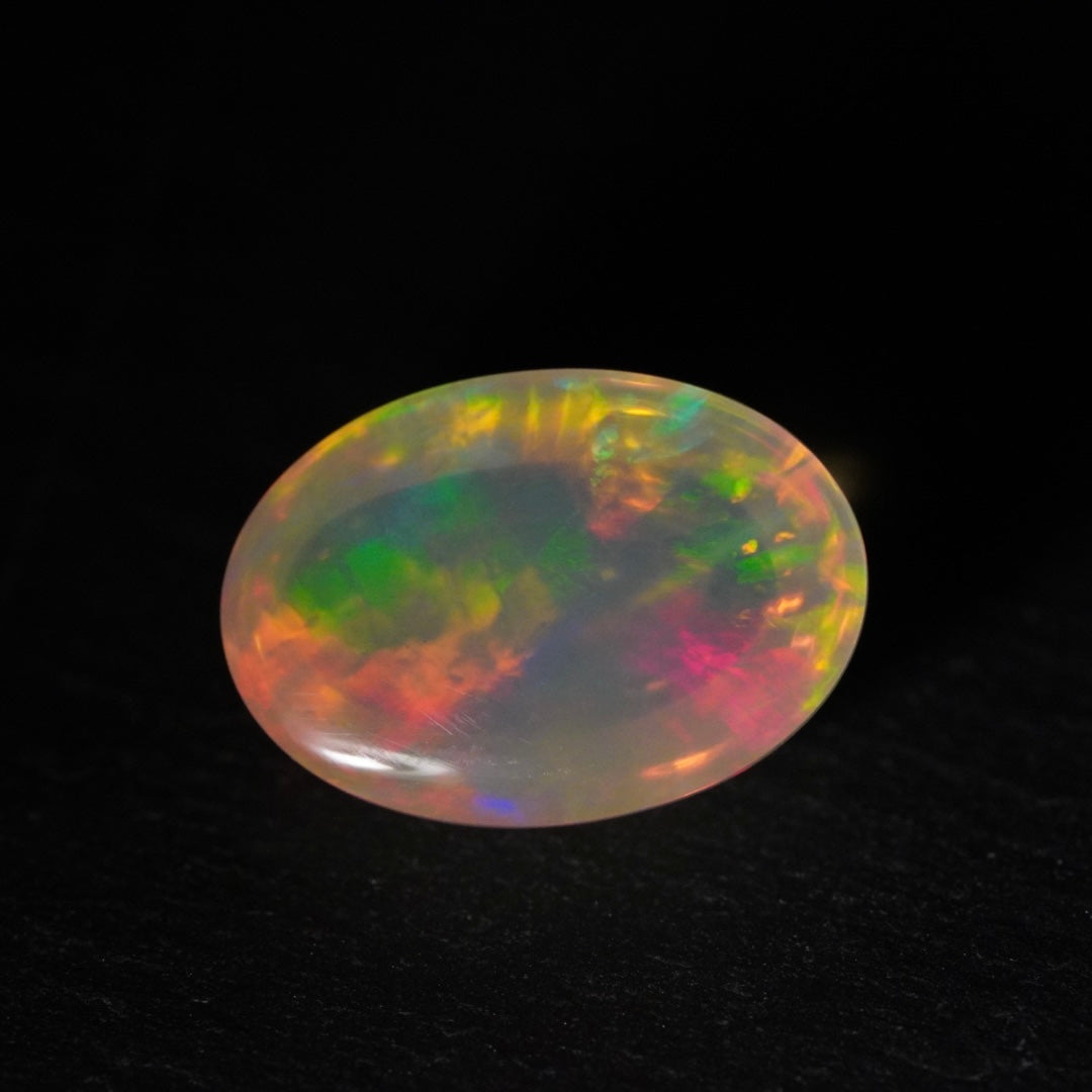 5.67 Karat wundervolles Farbenspiel, äthiopischer Welo-Opal - Éclaire Opal
