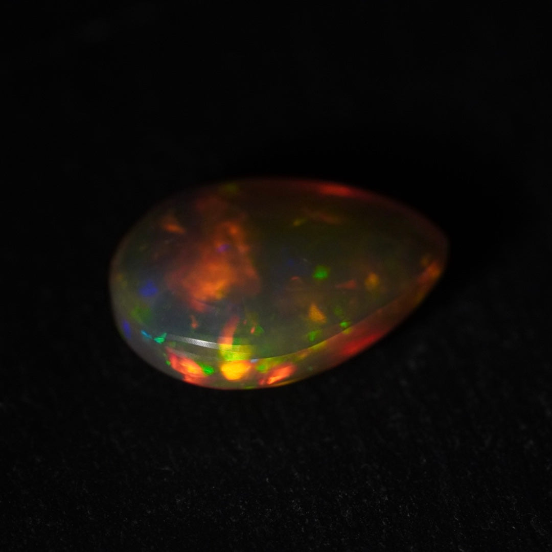 2.04 Karat geteilter, regenbogenfarbiger äthiopischer Welo-Opal – Sépia Opal