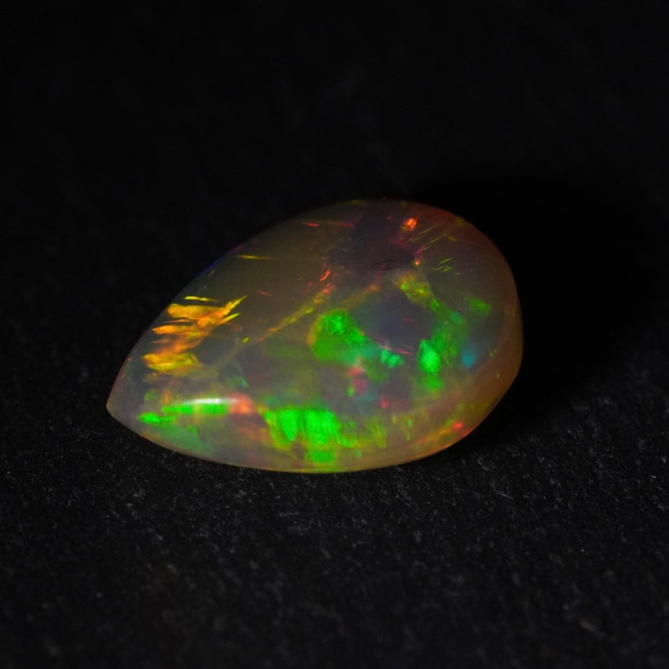 2.04 Karat geteilter, regenbogenfarbiger äthiopischer Welo-Opal – Sépia Opal