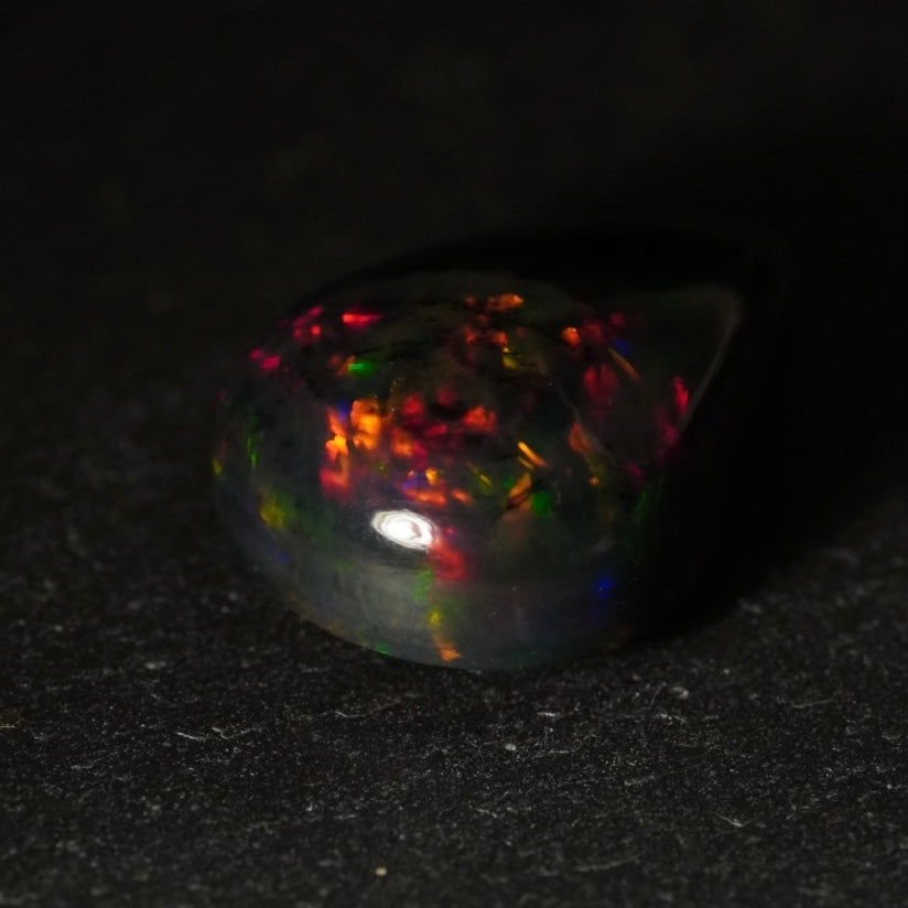 6.34 Karat bezaubernder, äthiopischer Welo-Opal - Ténèbres Opal