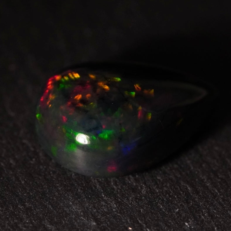 2.95 Karat wunderschöner dunkler Welo-Opal - Ténèbres Opal